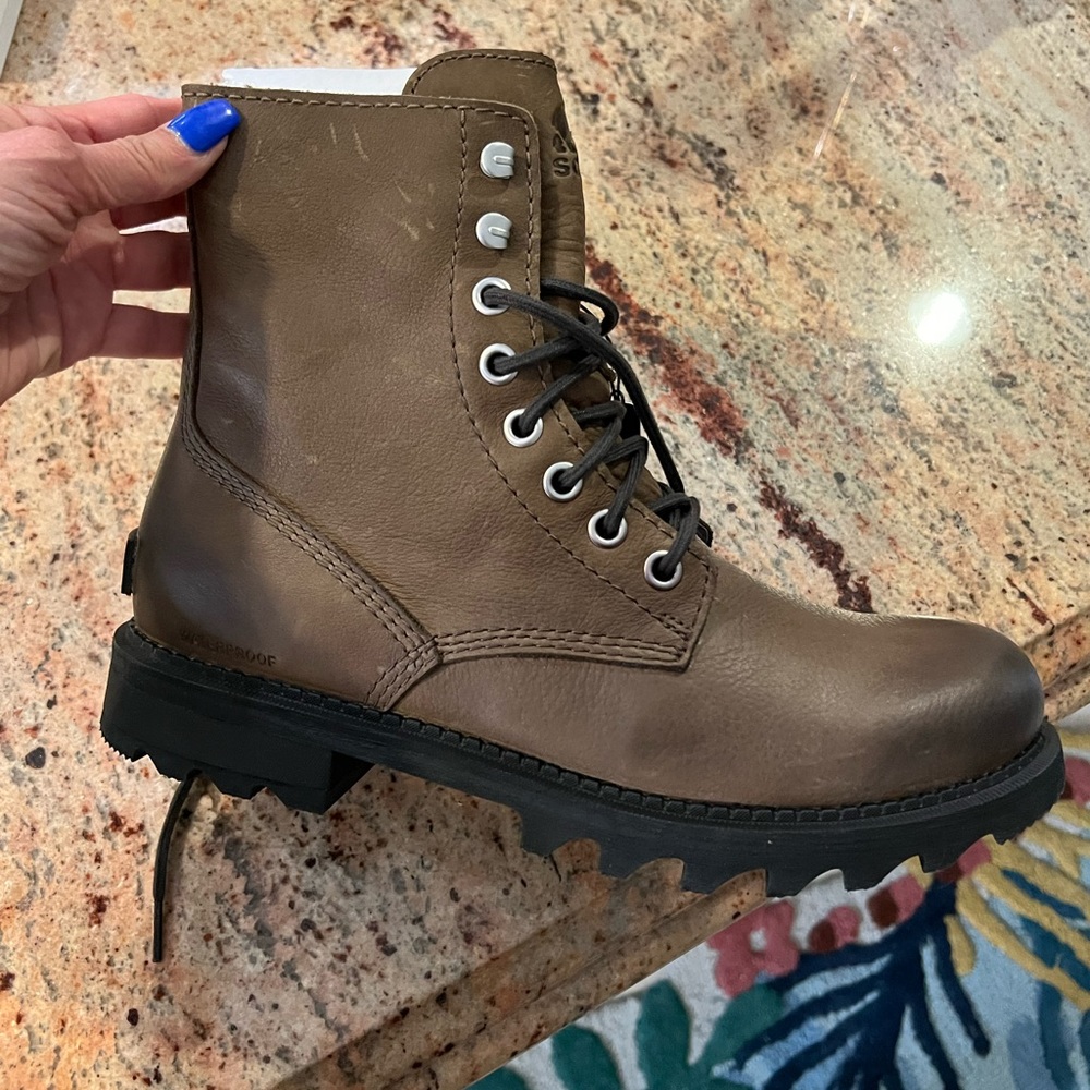 Men’s mad brick storm, WP men’s SOREL boots size 10.5 US in box NEVER WORN!